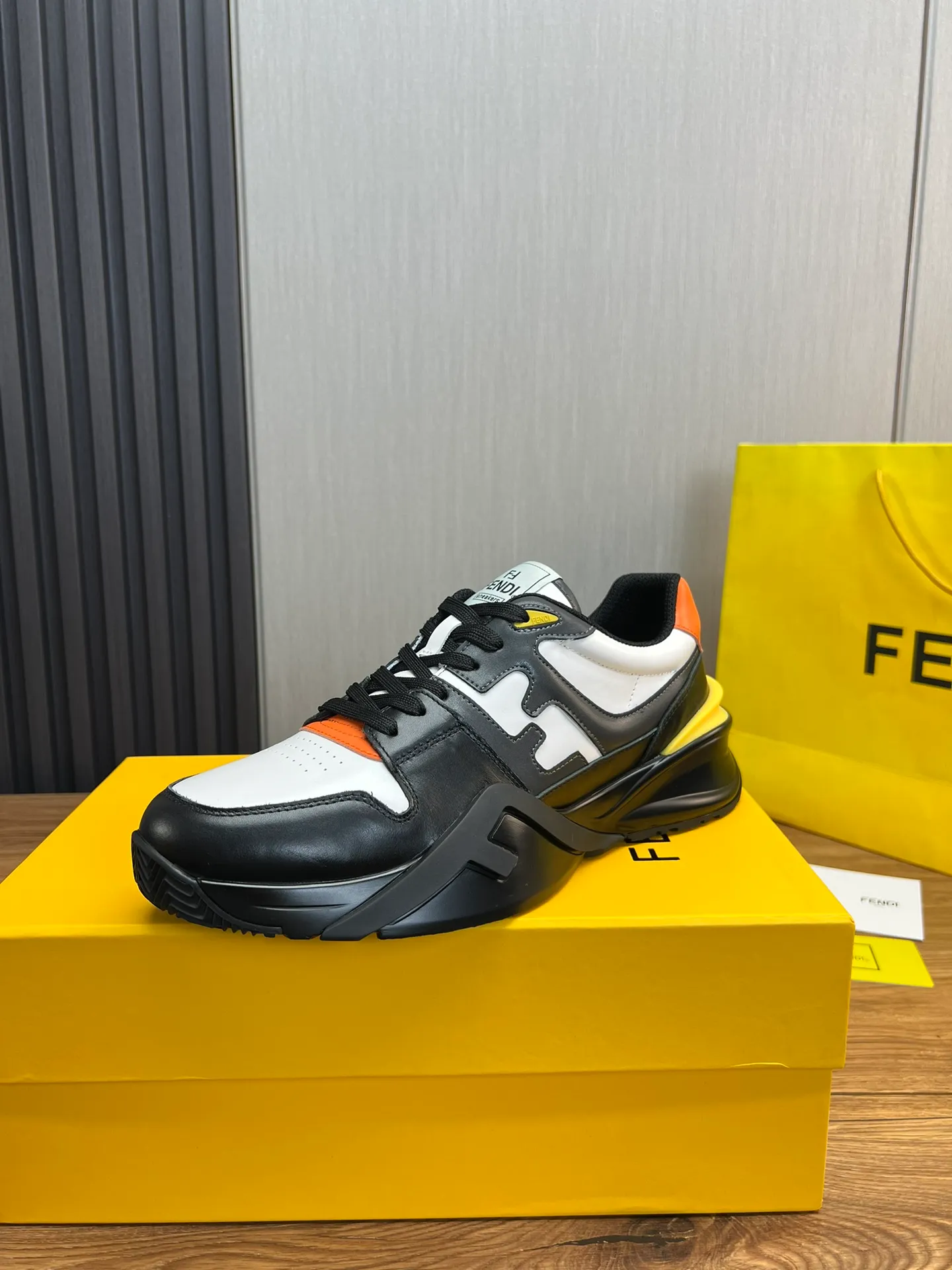 Men's shoes 💰520💰 Fendi [Fendi] hot style is on the market 🔥Fashionable casual men's shoes 🔱 Made of original cowhide + breathable mesh lining + sheepskin feet, perfect shape, top quality, you deserve it 🔜Original outsole, ultra-light, non-slip and wear-resistant 👣 Standard size 38-44 (customized in 45)
